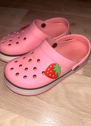 Сабо для дівчинки crocs рожеві з полуницею