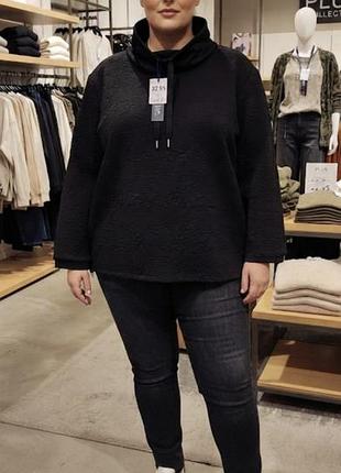Стильный черный свитшот с фактурным рисунком (plus size)