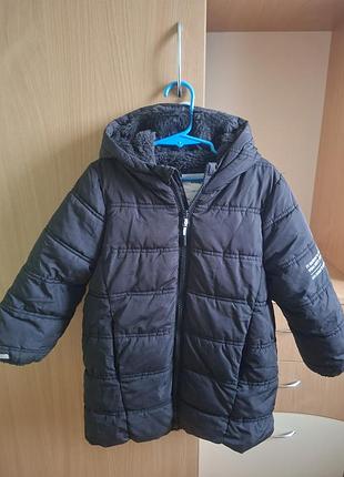 Продам мальчишку удлиненную зимнюю куртку 104 р.в идеальном состоянии.