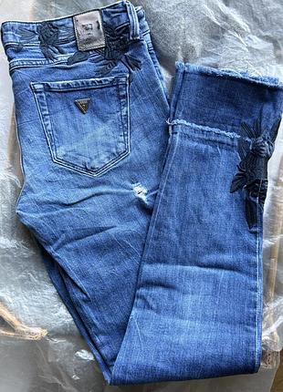 Guess jeans starlet skinny low womens w27 blue штани джинси жіночі сині з нашивками вишивками гес гуес стан супер. на фото. розмір 27. тороки знизу
