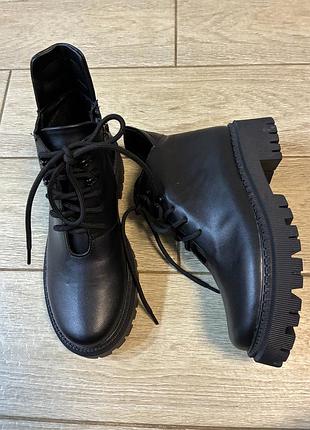 Чорні шкіряні ботинки жіночі на байці, розмір 37