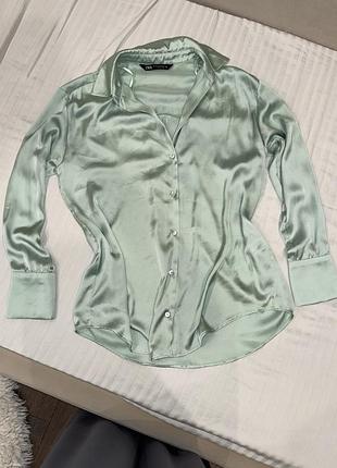 Блуза zara світла атласна
