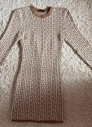 Коротка сукня жіноча в стилі fendi трикотажна біло-пісочна/коричнева