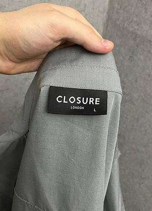 Чоловіча сіра вітровка від бренду closure 5