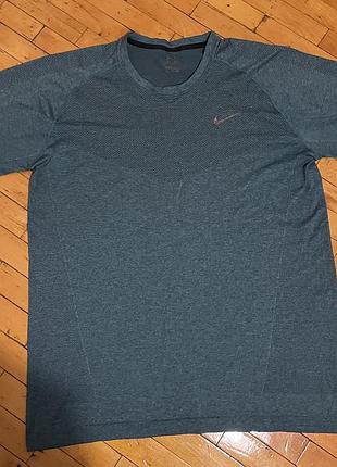 Спортивна футболка чоловіча nike оливкового кольору