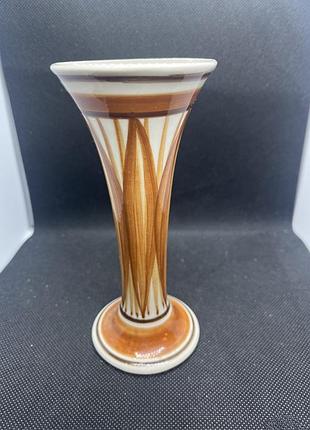 Вінтажну керамічну вазу у формі труби (trumpet vase), виготовлену британською студією jersey pottery у 1960–1970-х роках