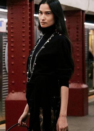 Свитер chanel подиумный черный с золотыми пуговицами на плече