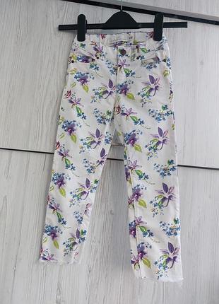 Білі джинси з квітковим принтом h&m для дівчинки на зріст 122см