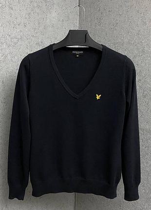 Жіночий чорний светр від бренду lyle&scott