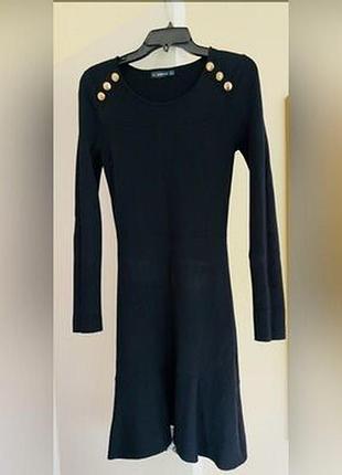 Золотые пуговицы на плечах платье zara