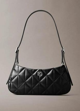 Оригінал стьобана сумка calvin klein quilted emblem logo small shoulder bag