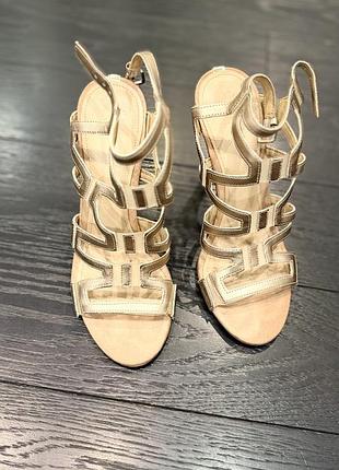 Босоніжки жіночі guess бежево-золотисті, розмір 38, натуральна шкіра
