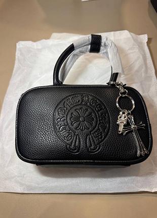 Жіноча сумка chrome hearts чорна з тисненням та металевим брелоком