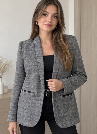 Жіночий класичний піджак