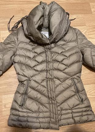 Жіноча куртка-пуховик guess los angeles/first denim and sry goods сіро-оливкового кольору розміру xs