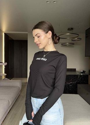 Стильний лонгслів чорний в рубчик з накатом miu-miu, з вирізами для пальців на рукавах