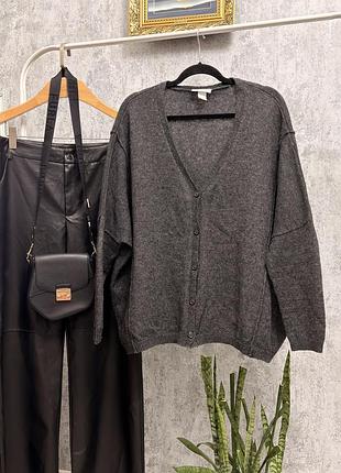 Сірий в'язаний кардиган monki вільного крою (oversize) з глибоким v-подібним вирізом, заниженою лінією плеча та тонкими ґудзиками