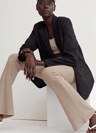 L / невероятные бежевые вискозные брюки клеш в рубчик h&amp;m - эффектные, мягкие и супер комфортные! ✨