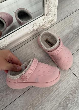 Дитячі утеплені шльопанці crocs c9 зимові сабо crocs для дівчинки утеплені кроски 25-26р