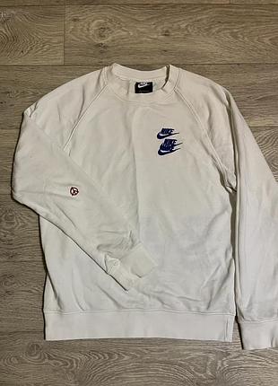 Nike world tour crewneck — белый мужской свитшот классического кроя с круглым вырезом и рукавами реглан.