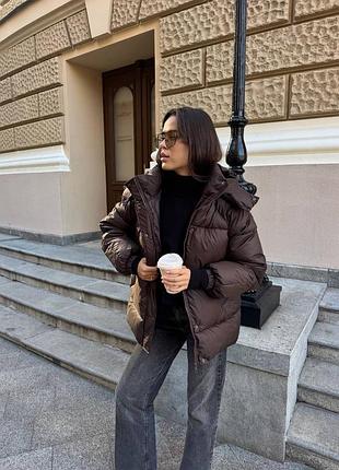Трендовий подовжений оверсайз пуховик шоколадного кольору