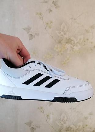 Кросівки adidas  tensaur на стопу 22,5 см -23 см
стан нових