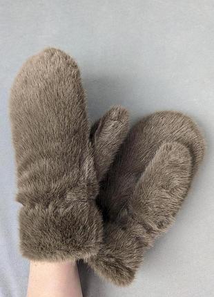 Женские теплые меховые варежки taupe мягкие пушистые перчатки для зимы innoe 85005-2, тауп