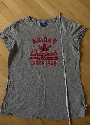 Футболка жіноча adidas originals сіра з принтом
