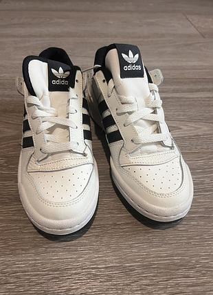 Кросівки унісекс adidas білі з чорним
