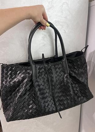 Сумки для жінок bottega veneta чорна плетена шкіряна сумка-тоут