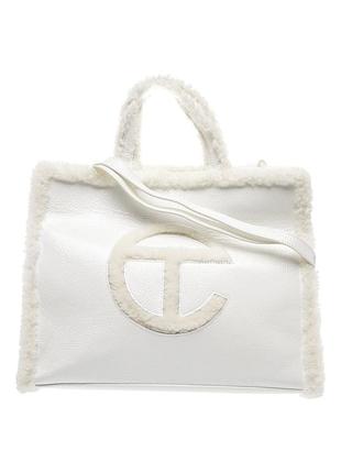 Оригінальна сумка-шоппер із лімітованої колаборації ugg x telfar (модель medium shopper crinkle ) у білому кольорі з хутряним оздобленням з овчини).