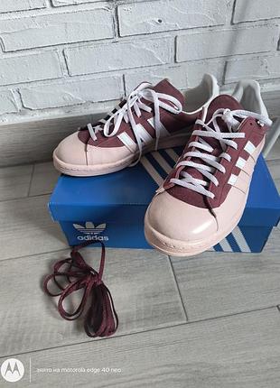Кросівки adidas  оригінал,шкіра-замша,42