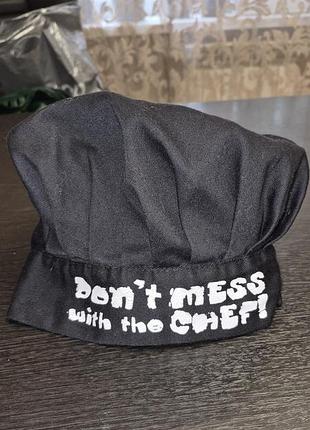 Черный поварской колпак с белой вышитой надписью «don’t mess with the chef!».