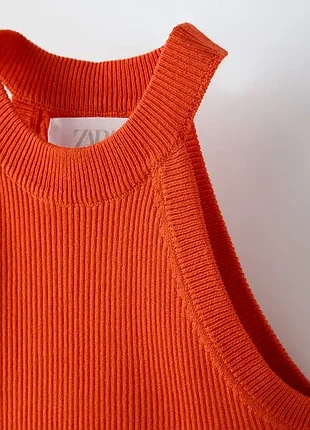 Трикотажний топ-халтер у рубчик від бренду zara.