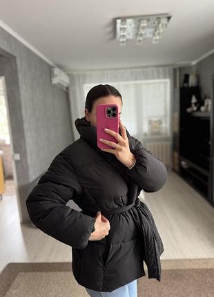 Пуховик жіночий чорний з поясом