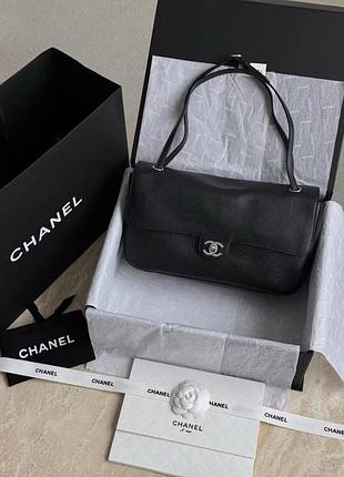 Черная большая кожаная сумка chanel maxi flap 32 серебряная фурнитура