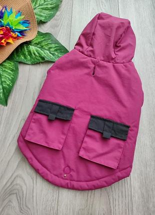 Малинова куртка для собак noble sport luxe nylon hooded dog jacket із характерними чорними накладними кишенями на спинці розмір s