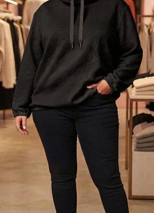 Стильный черный свитшот с фактурным рисунком (plus size)