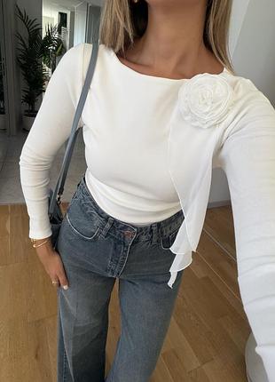 Білий лонгслів з квіткою zara