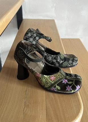 Жіночі туфлі miu miu з вишивкою, чорні