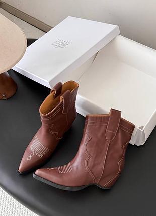Жіночі ботильони з натуральної шкіри з вишивкою