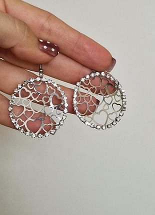 Круглые серьги с сердцами и стразами