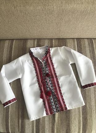 Вишиванка для хлопчика, біла з червоною вишивкою, на 3-4 роки в ідеальному стані