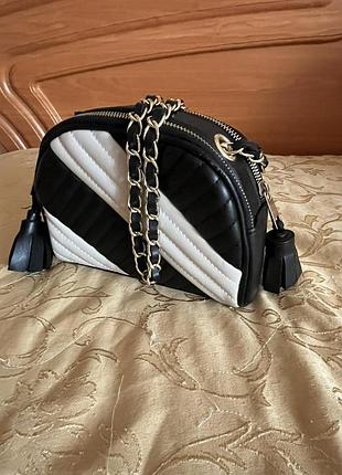Женская сумка zara basik colection в идеальном состоянии, все замки работают. практичная модель сумок для повседневного использования.