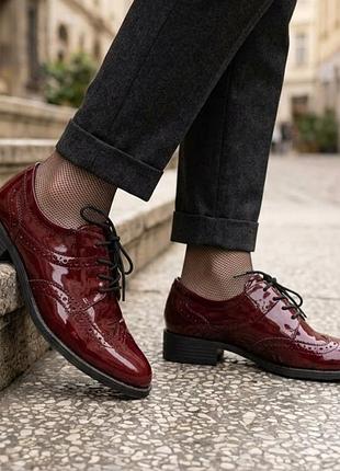 Лаковані туфлі броги tamaris (бордові / марсала) — розмір 39
​