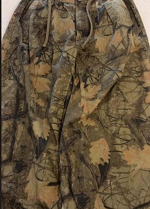 Жвночі/унісекс камуфляжні штани bershka realtree (xl) — вільні штани з лісовим принтом