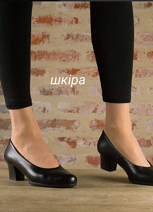 Оригінальні жіночі шкіряні класичні туфлі човники clarks на стійких підборах середньої висоти.