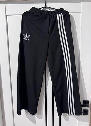 Брюки жіночі adidas кюлоти чорні з лампасами