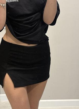 Міні-спідниця жіноча bershka чорна з розрізом