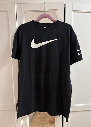 Чорна сукня-футболка nike sportswear swoosh (модель із великим білим логотипом спереду та подвійним логотипом на рукаві